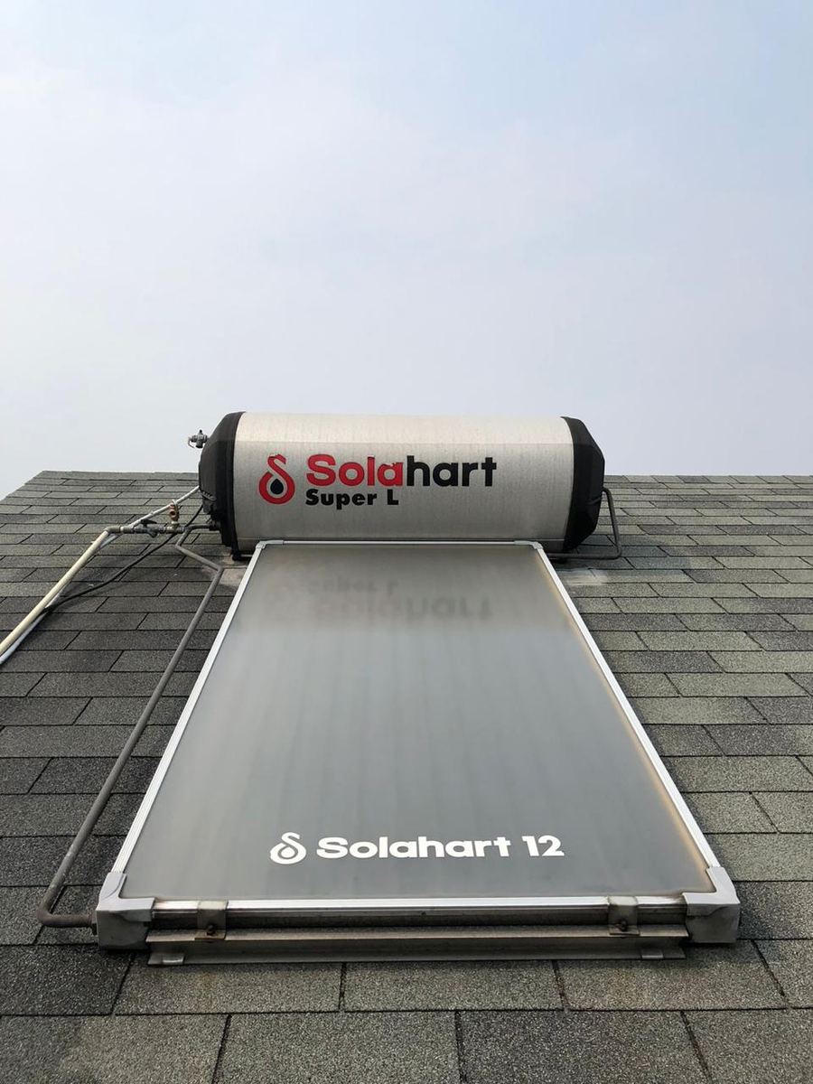 Solar water heater Solahart terpasang di atap rumah